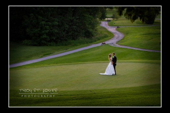 wedding golf couple on green